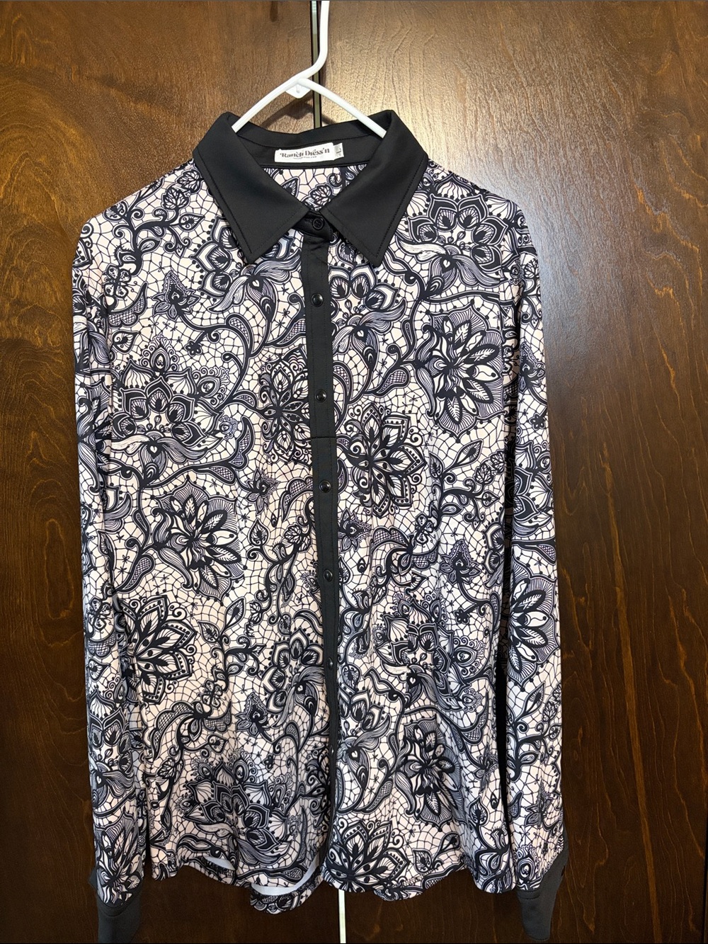 Ranch Dress’n long sleeve black and Creme  size large like new .  Pit 2 pit 21